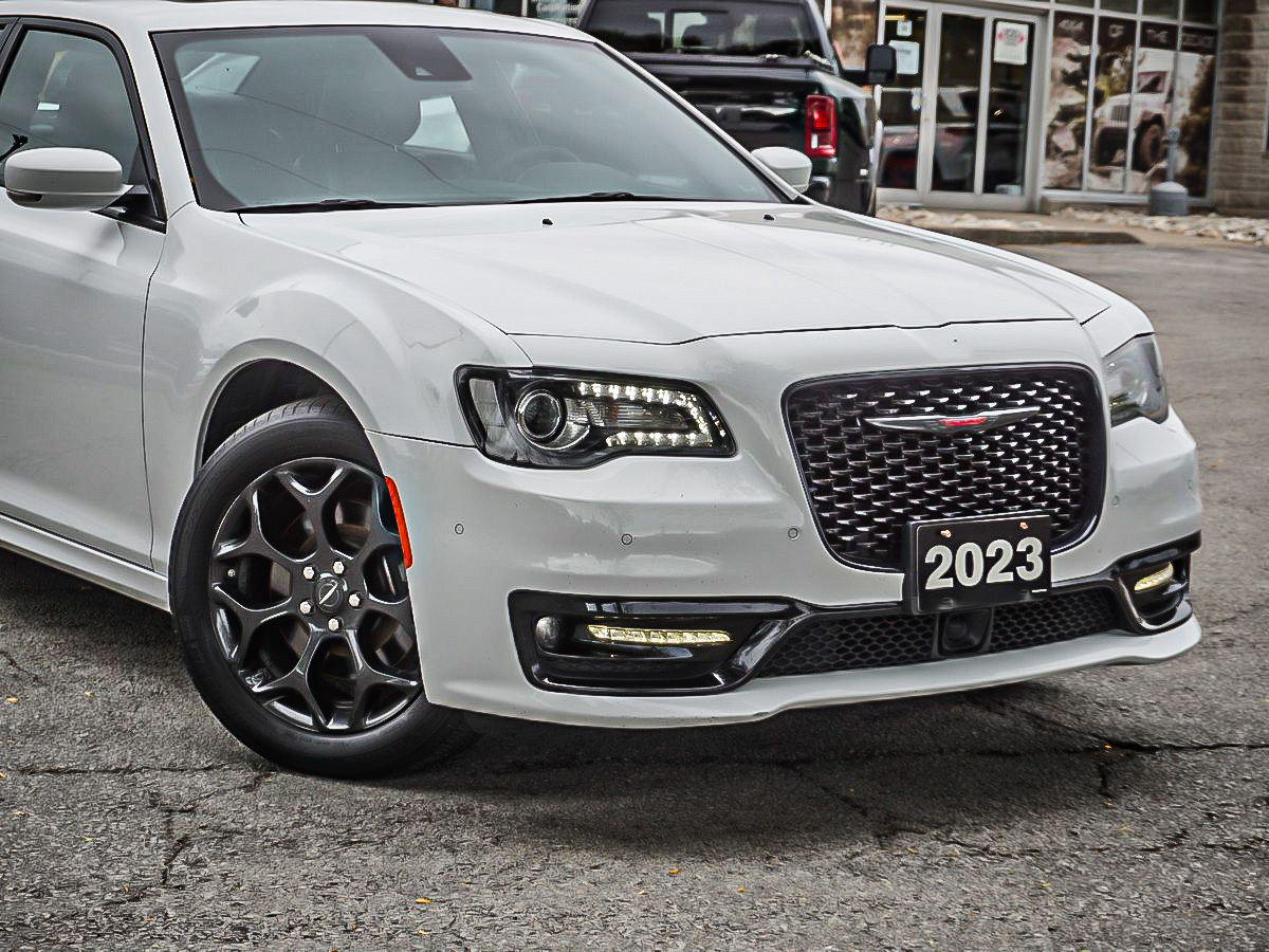 Chrysler 300 2023