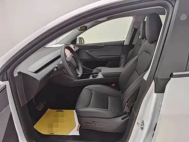 Tesla Model Y 2025