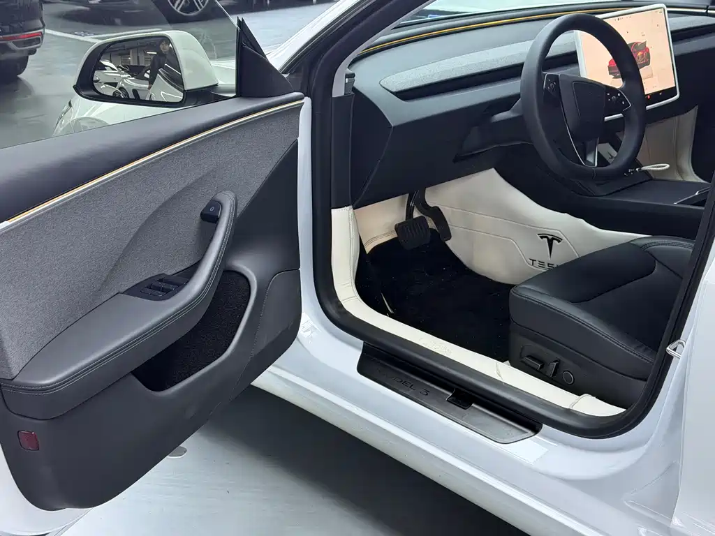 Tesla Model 3 2024
