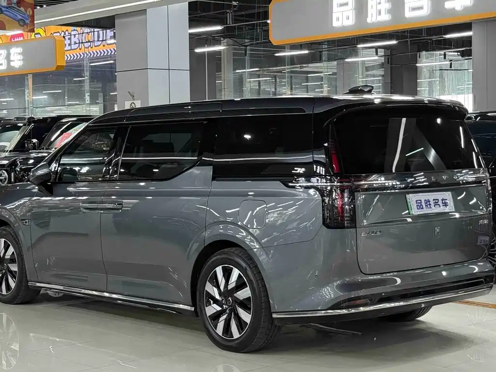 Volvo EM90 2024