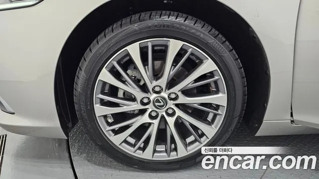 Lexus ES 2020