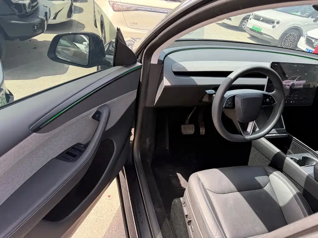 Tesla Model Y 2025