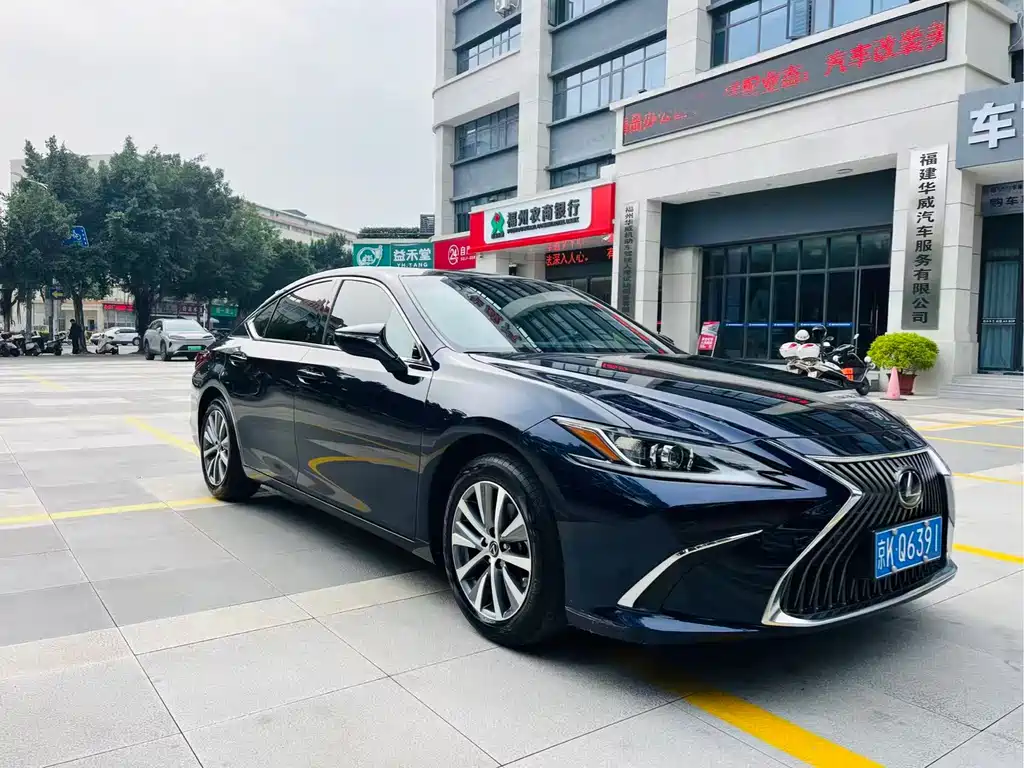 Lexus ES 2020