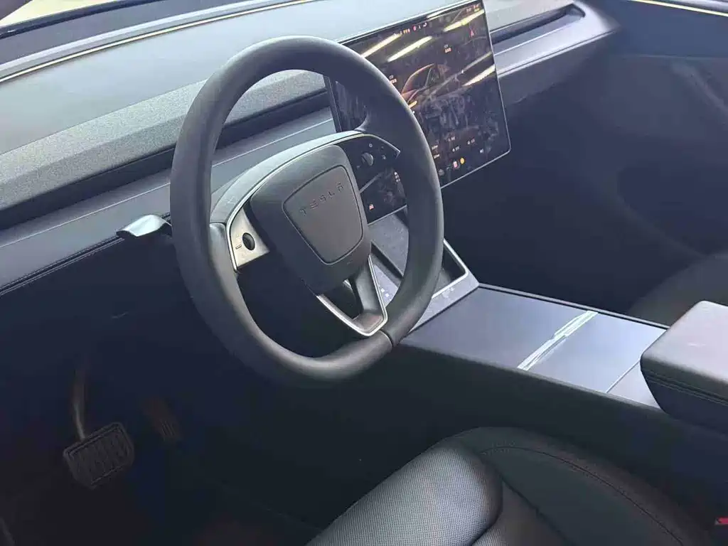 Tesla Model Y 2025