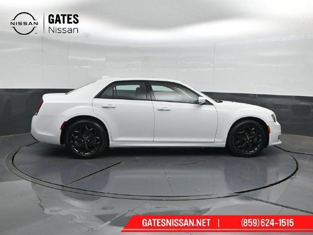 Chrysler 300 2022