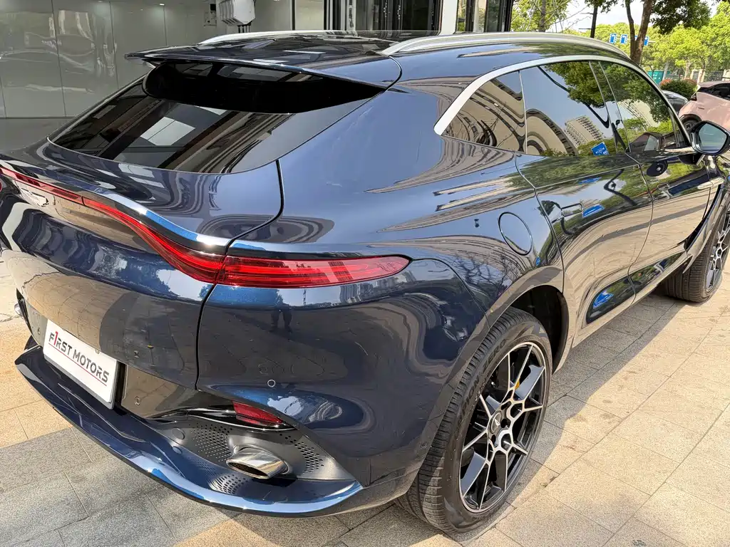 Aston Martin DBX 2021
