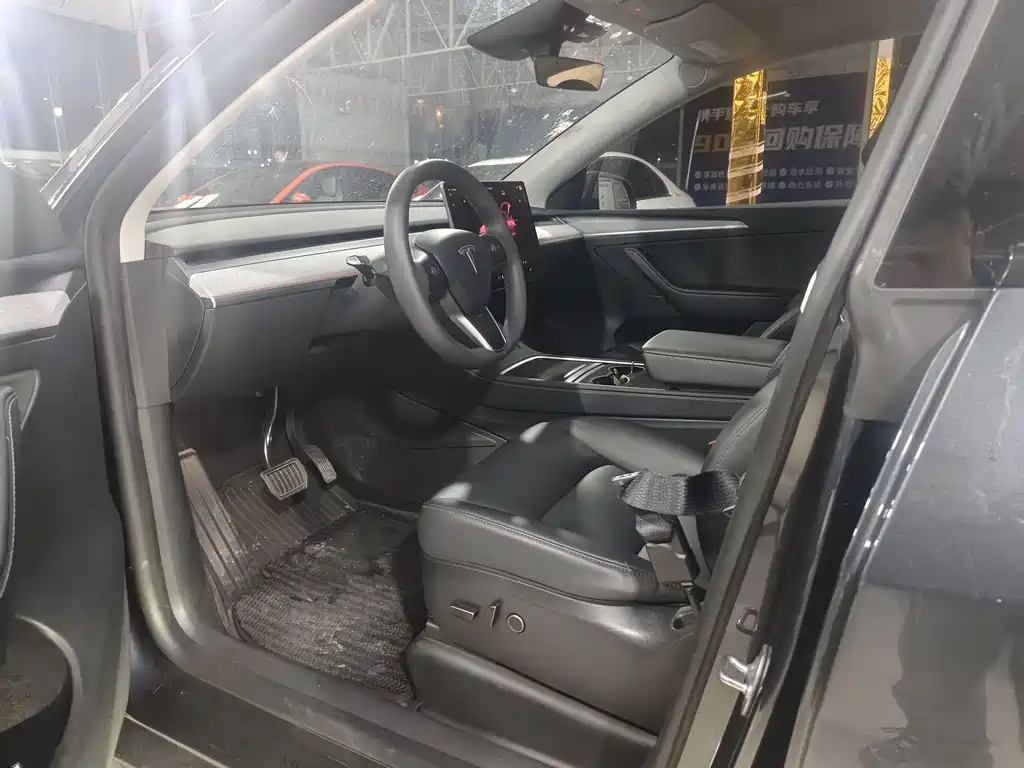 Tesla Model Y 2024