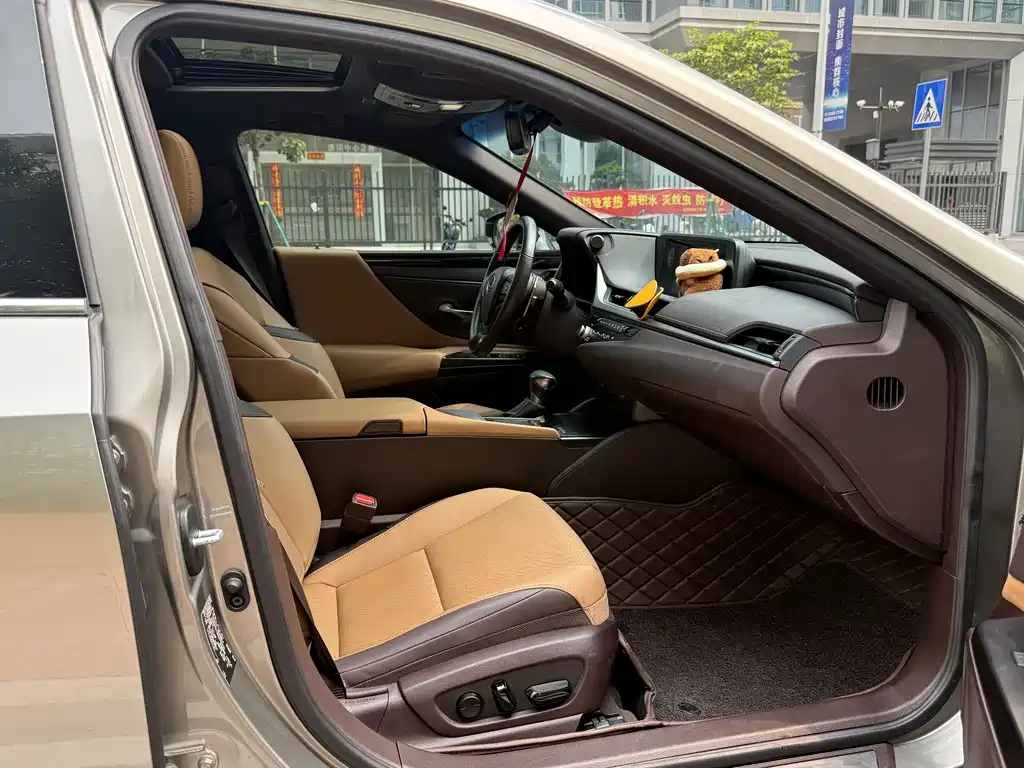 Lexus ES 2021