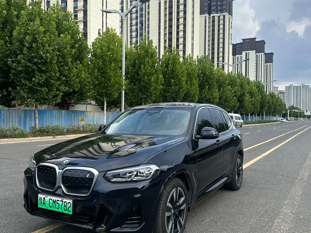 BMW iX3 2025