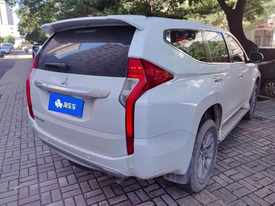 Mitsubishi Pajero 2020