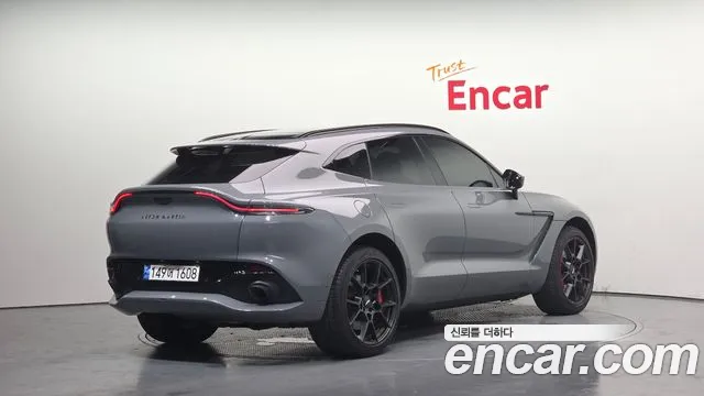 Aston Martin DBX 2022