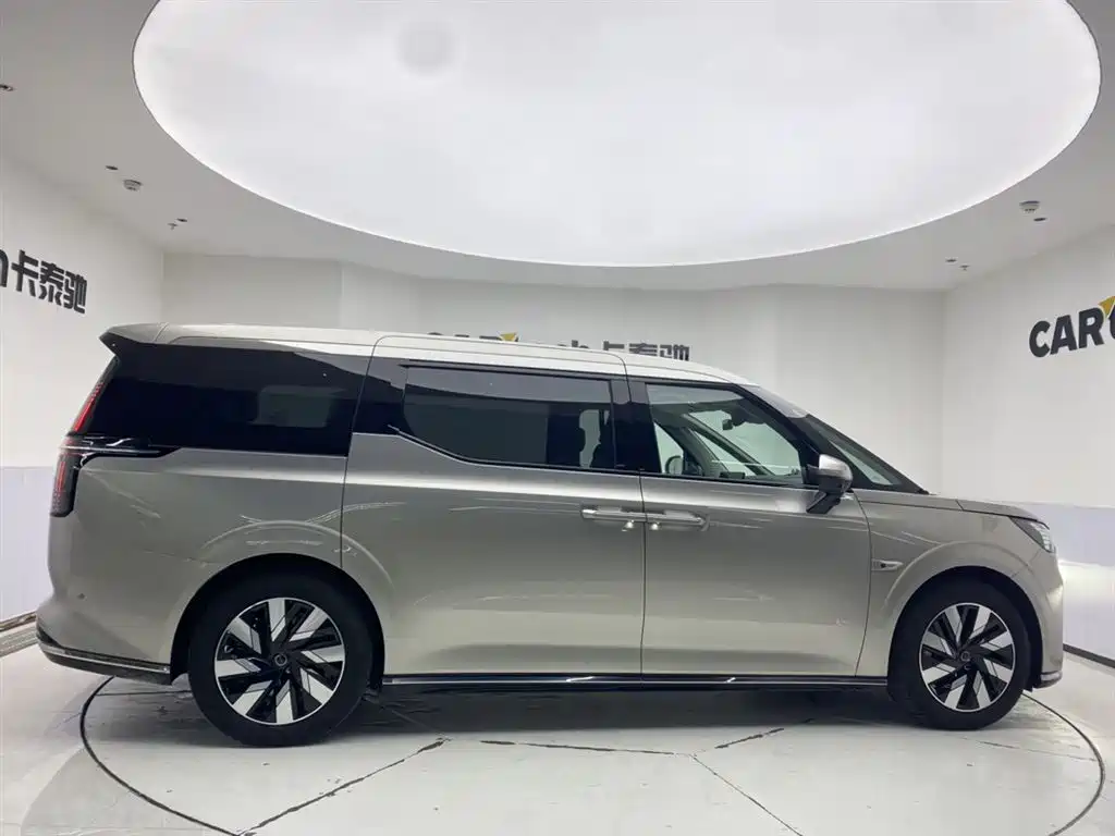 Volvo EM90 2024