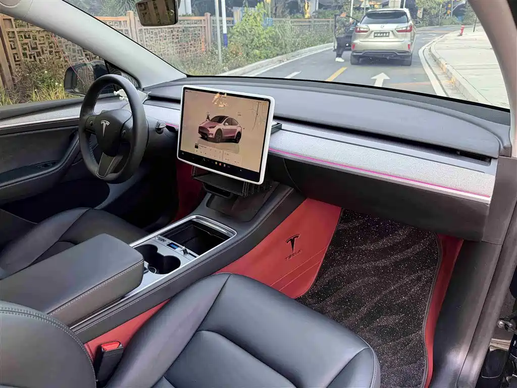 Tesla Model Y 2024