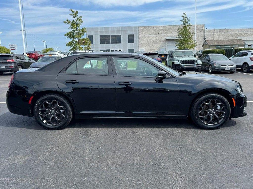 Chrysler 300 2022