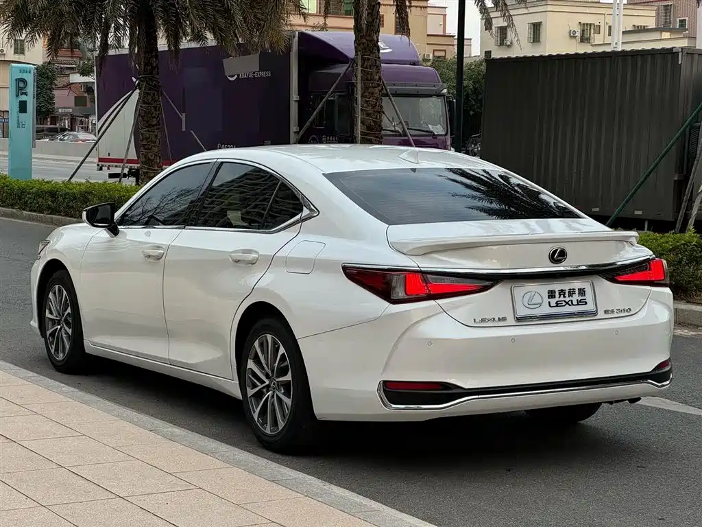 Lexus ES 2022