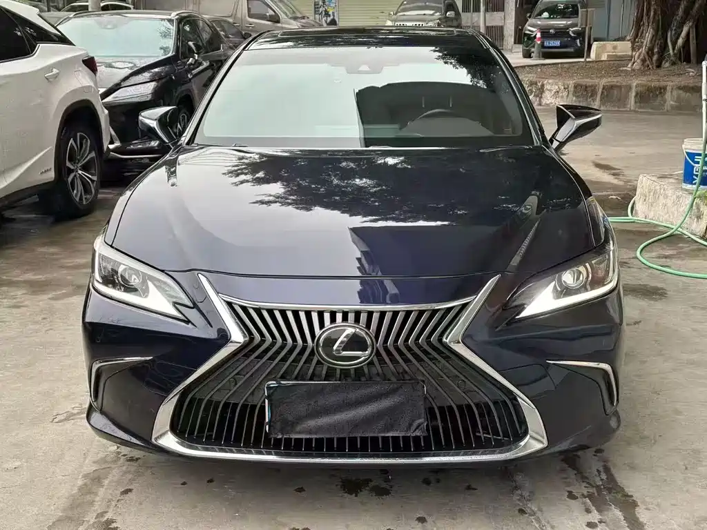 Lexus ES 2021