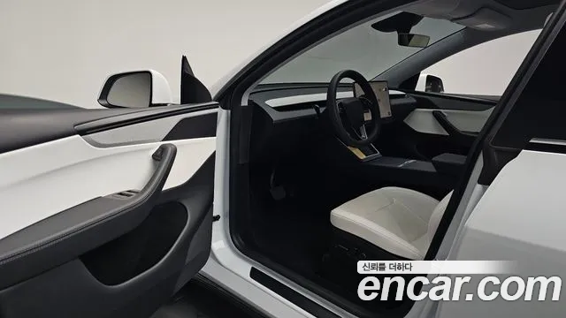 Tesla Model Y 2025