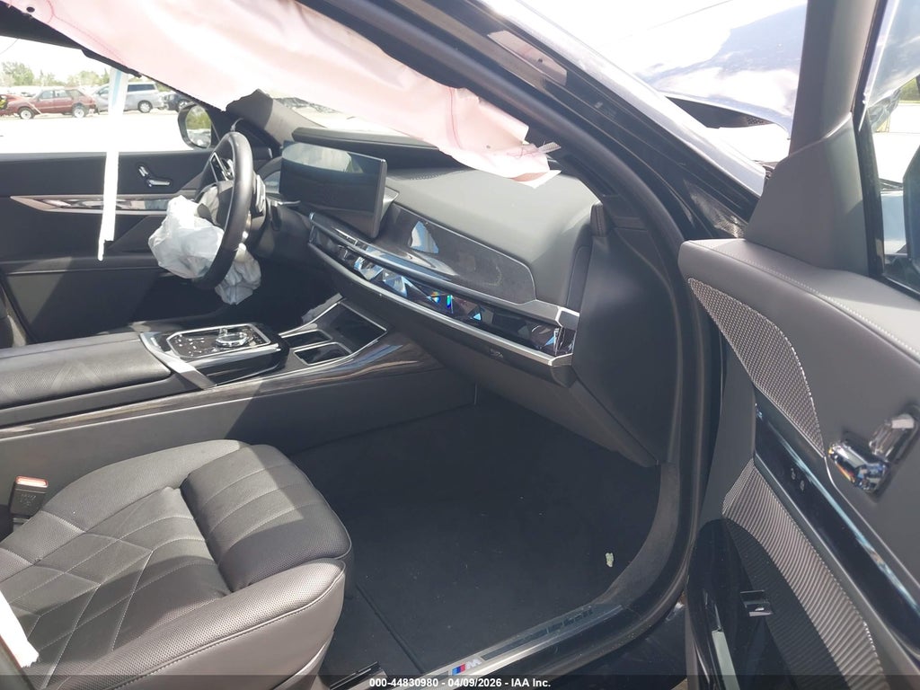 BMW 740 2025