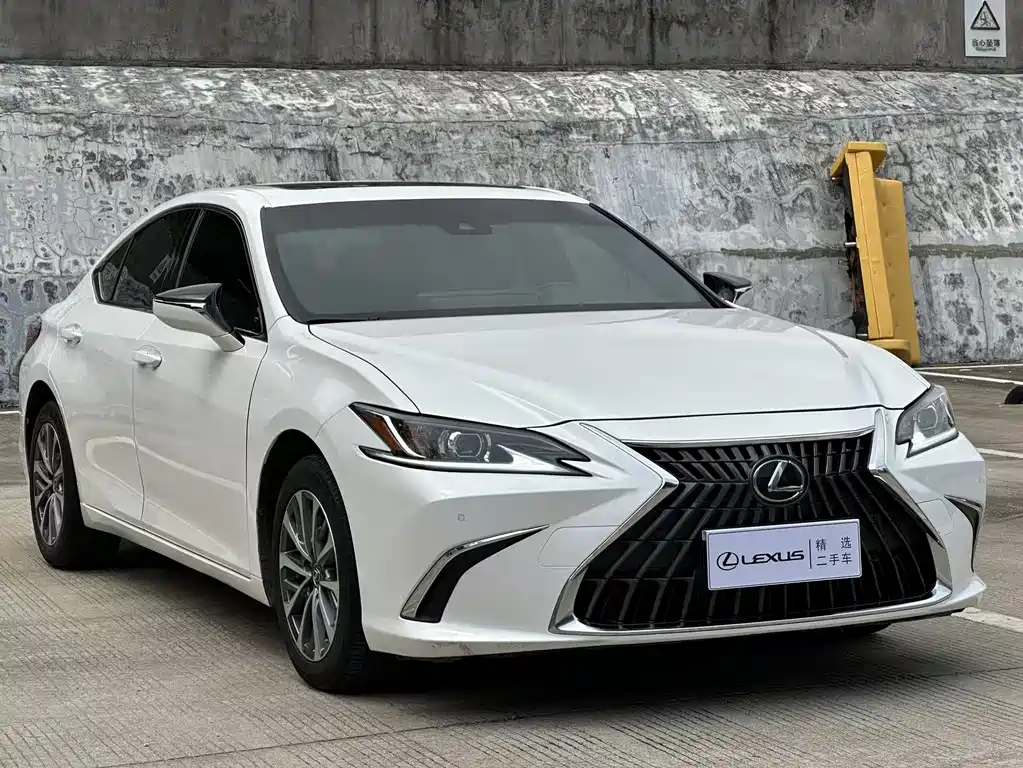Lexus ES 2023