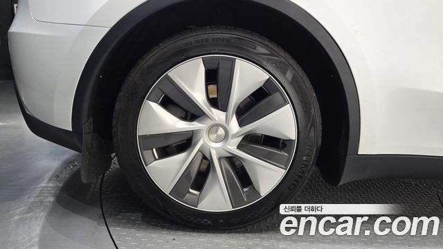 Tesla Model Y 2024
