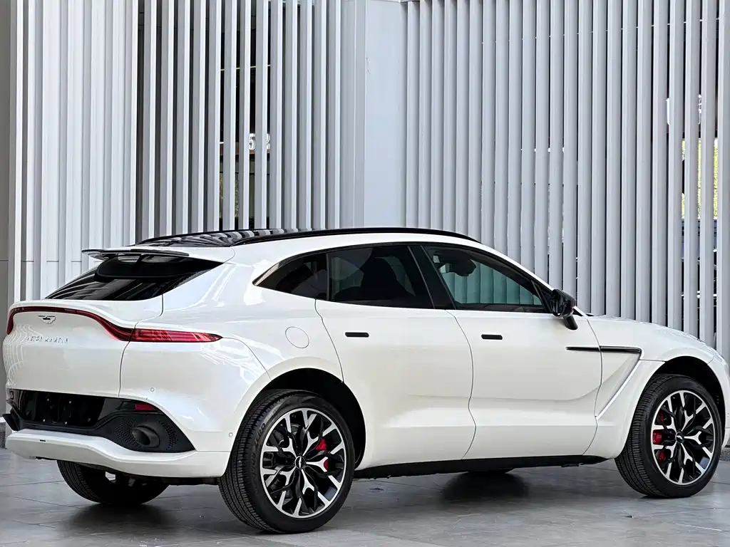 Aston Martin DBX 2021