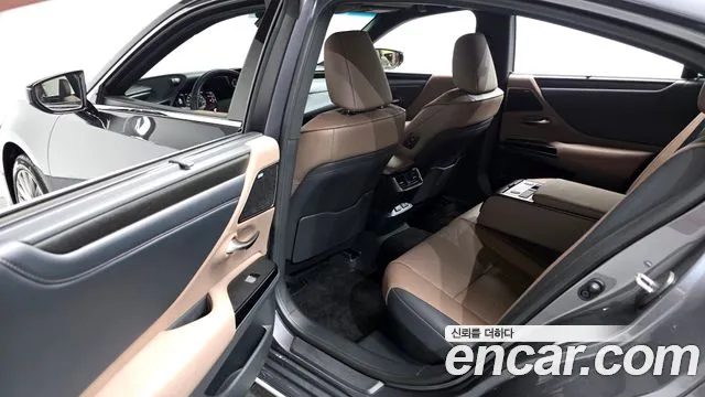 Lexus ES 2025