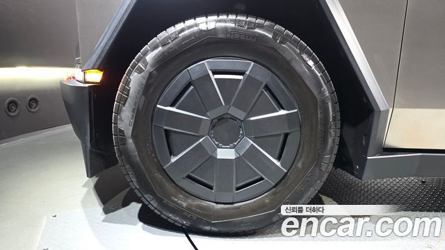 Tesla Cybertruck 2025