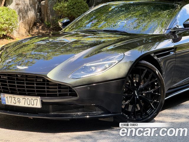 Aston Martin DB11 2023