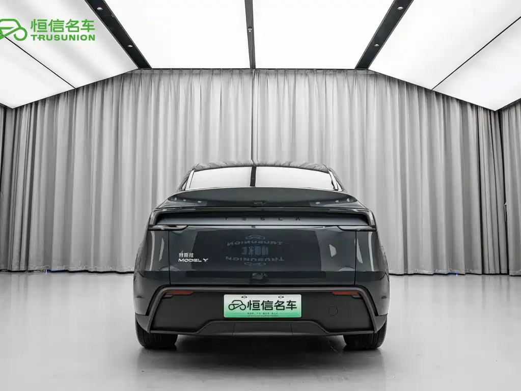 Tesla Model Y 2025