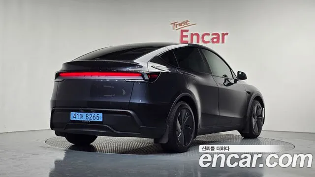 Tesla Model Y 2025
