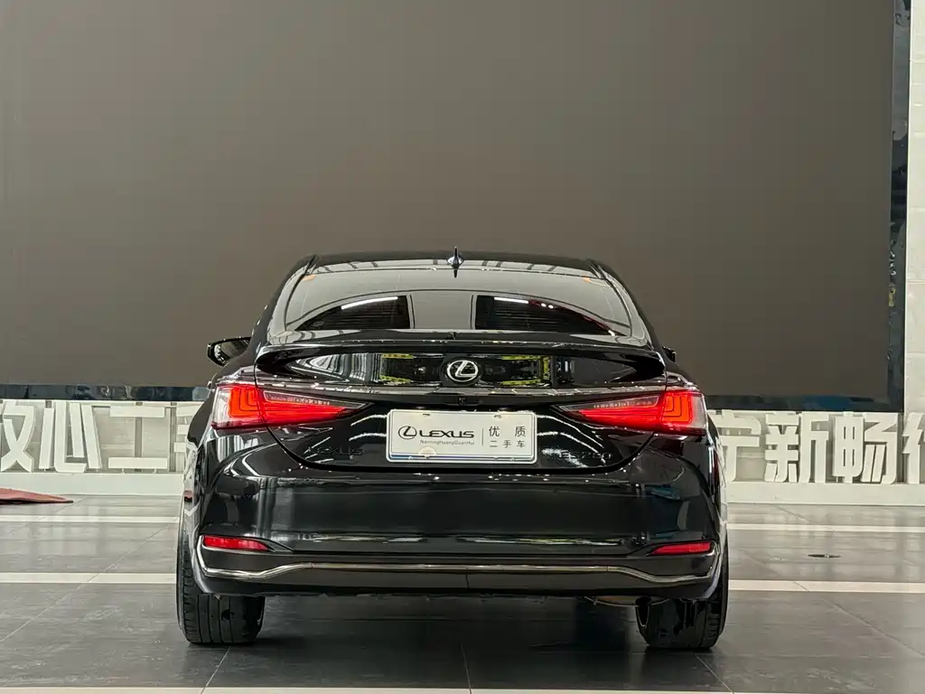 Lexus ES 2021