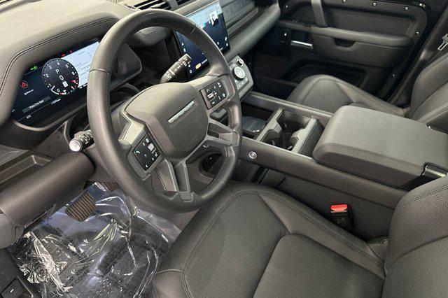 Land Rover Defender 2025