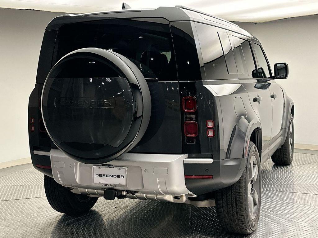 Land Rover Defender 2025
