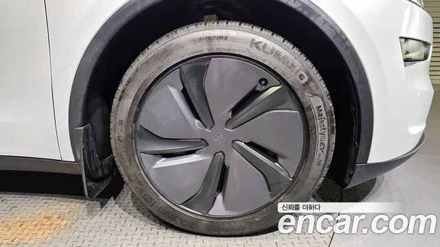 Tesla Model Y 2025
