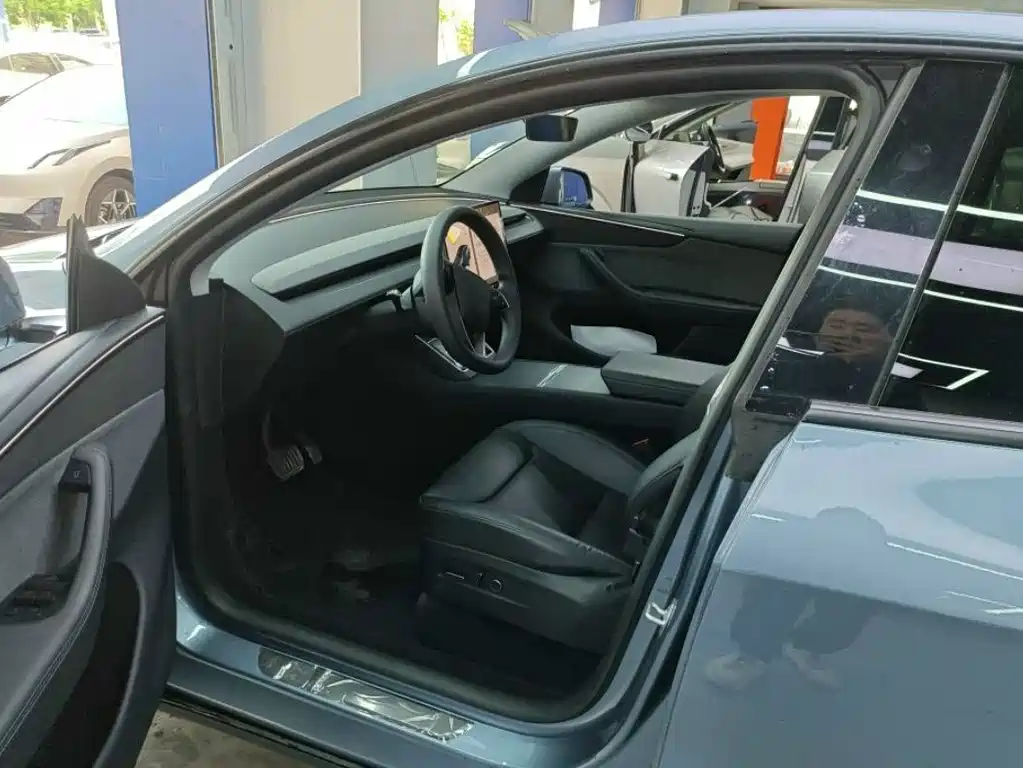 Tesla Model Y 2025