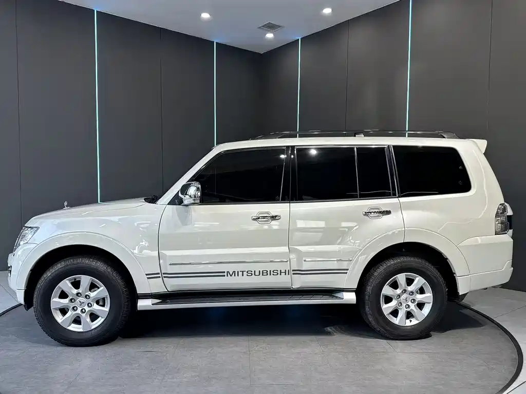 Mitsubishi Pajero 2024