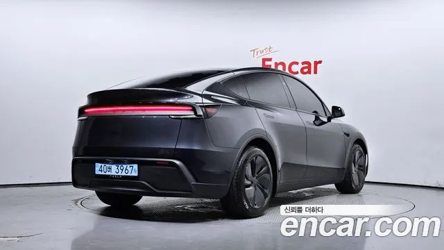 Tesla Model Y 2025