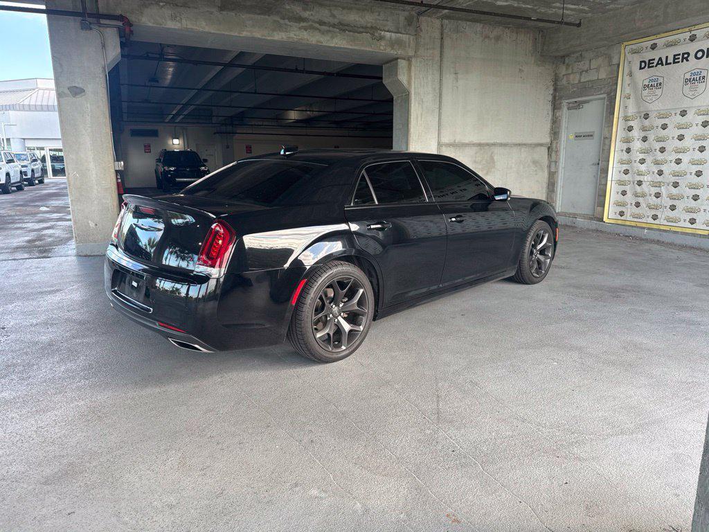 Chrysler 300 2022