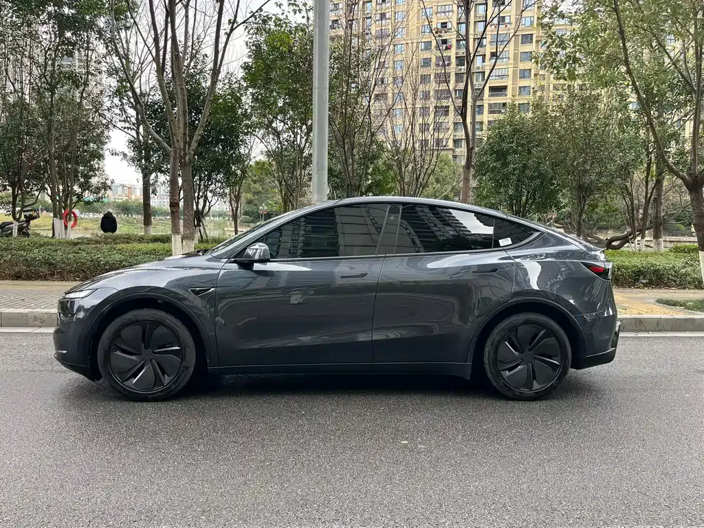 Tesla Model Y 2025