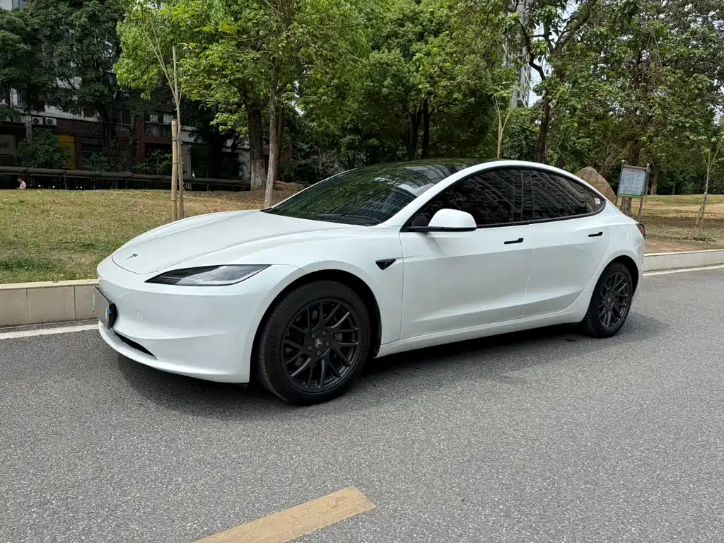 Tesla Model 3 2024