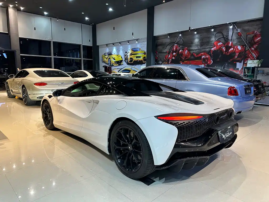 McLaren Artura 2024