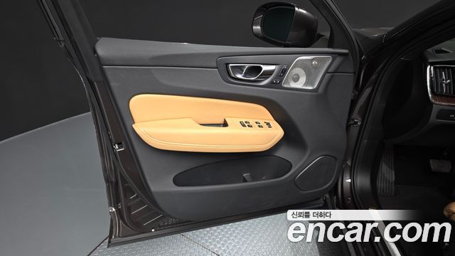 Volvo XC60 2025