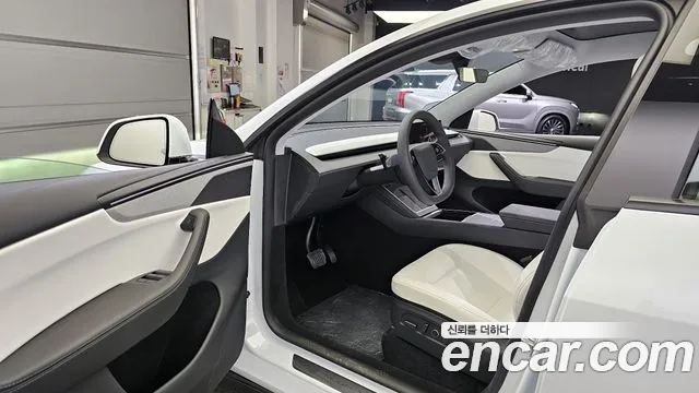 Tesla Model Y 2025