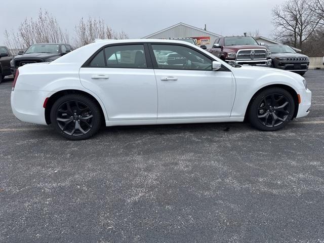 Chrysler 300 2023