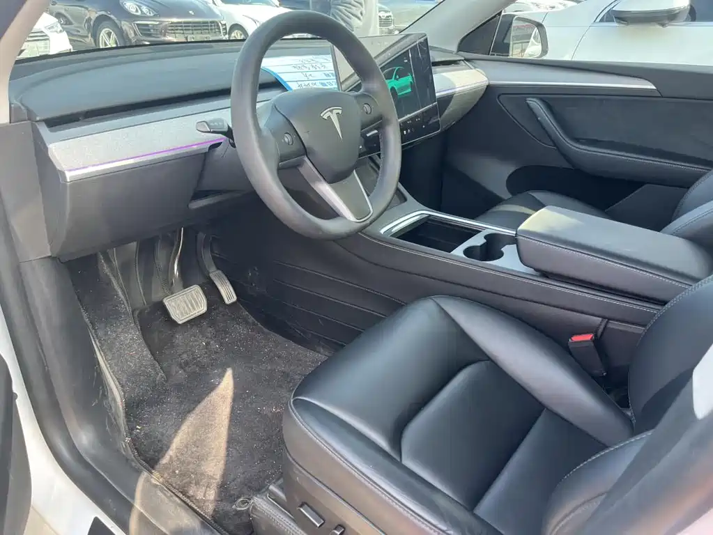 Tesla Model Y 2024