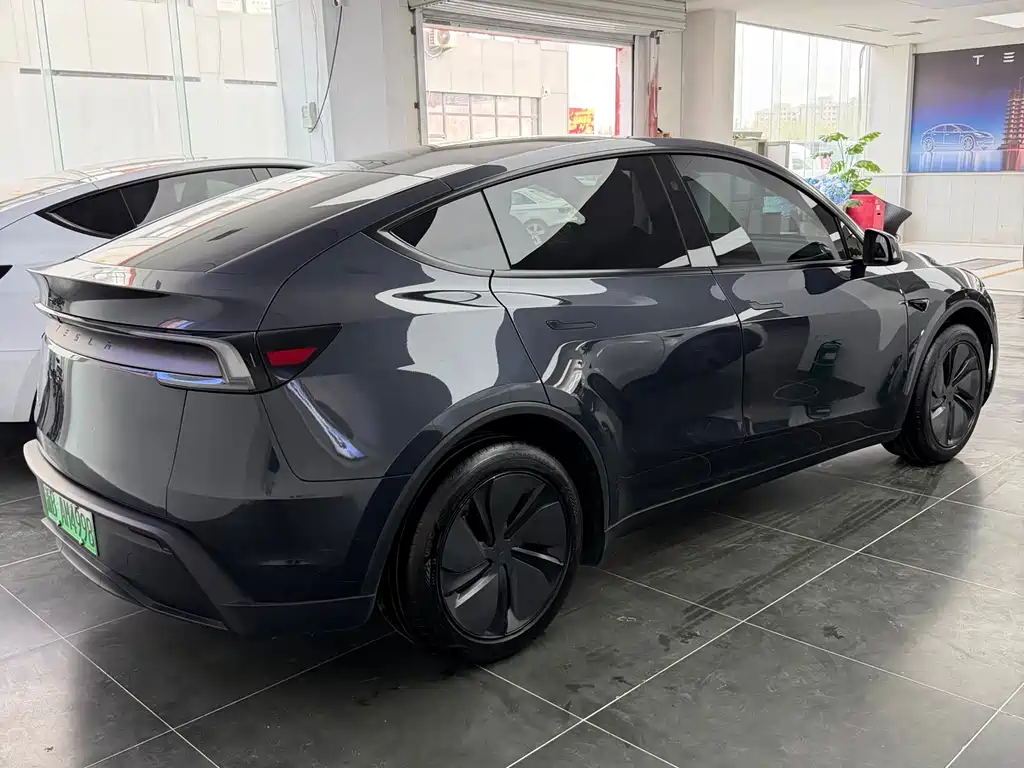 Tesla Model Y 2025