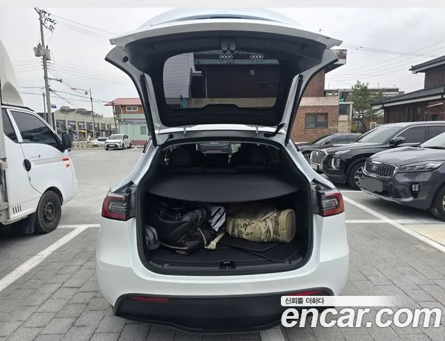 Tesla Model Y 2025