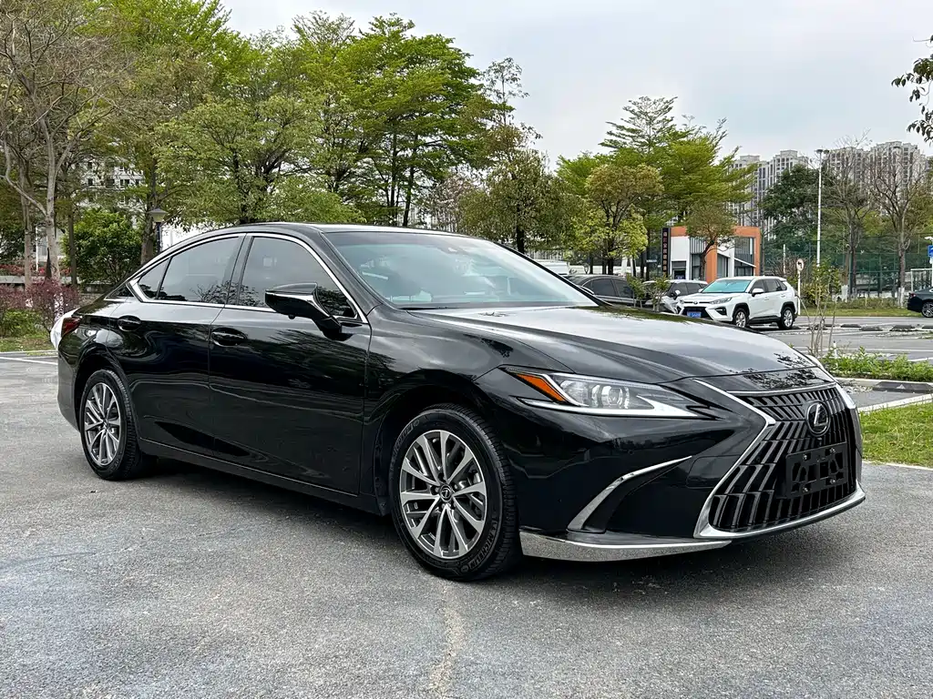 Lexus ES 2023