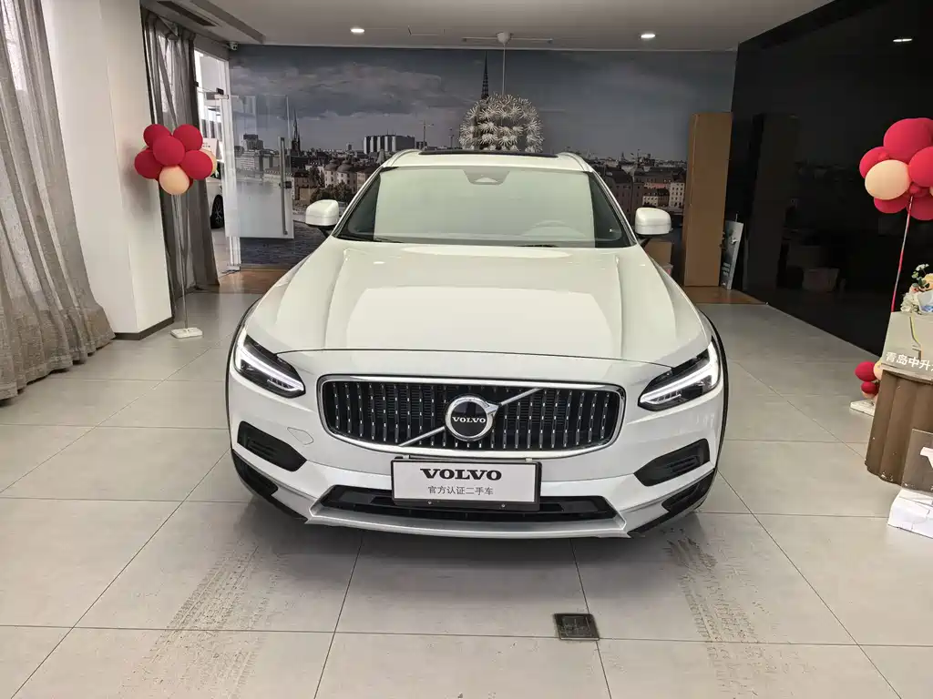 Volvo V90 2025