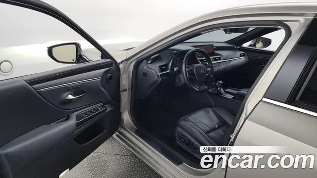 Lexus ES 2020
